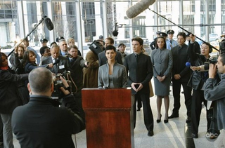 Illustration for article titled Alan Tudyk Leads The Human Resistance Against Ridiculous Alien Cleavage, In New V Stills